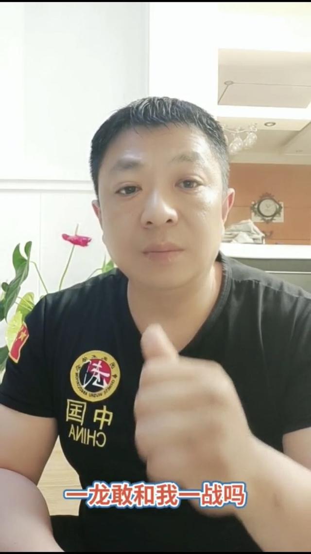 【武僧一龙】武僧一龙金钟罩面对严酷挑战！铁砂掌大师要痛揍一龙，教一龙做人