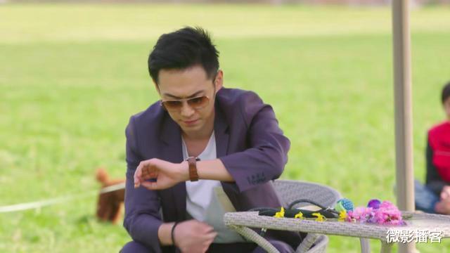 喜欢你我也是|《喜欢你我也是》王执臣突然送韩萌礼物，韩萌要退出？不想她离开