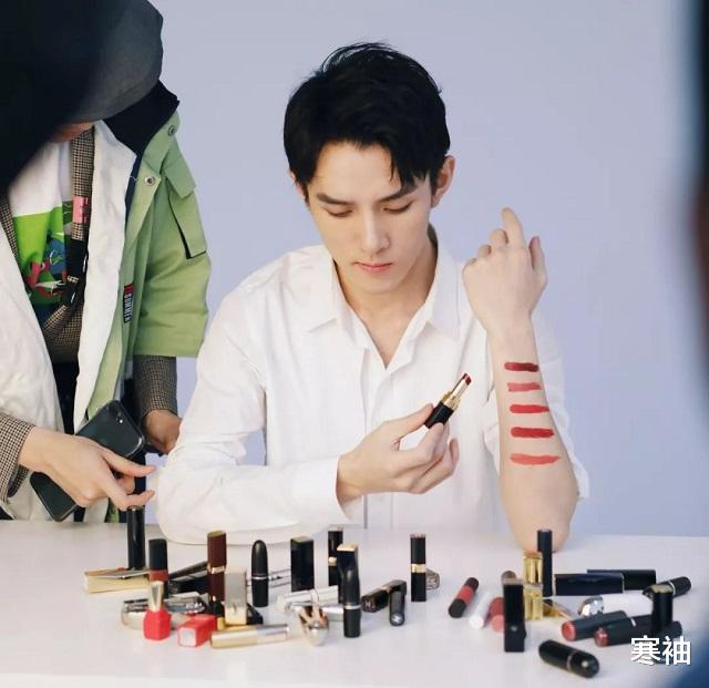 寒袖|儿子直播带货收入过亿，父亲却在工地“搬砖”，李佳琦父亲很伟大