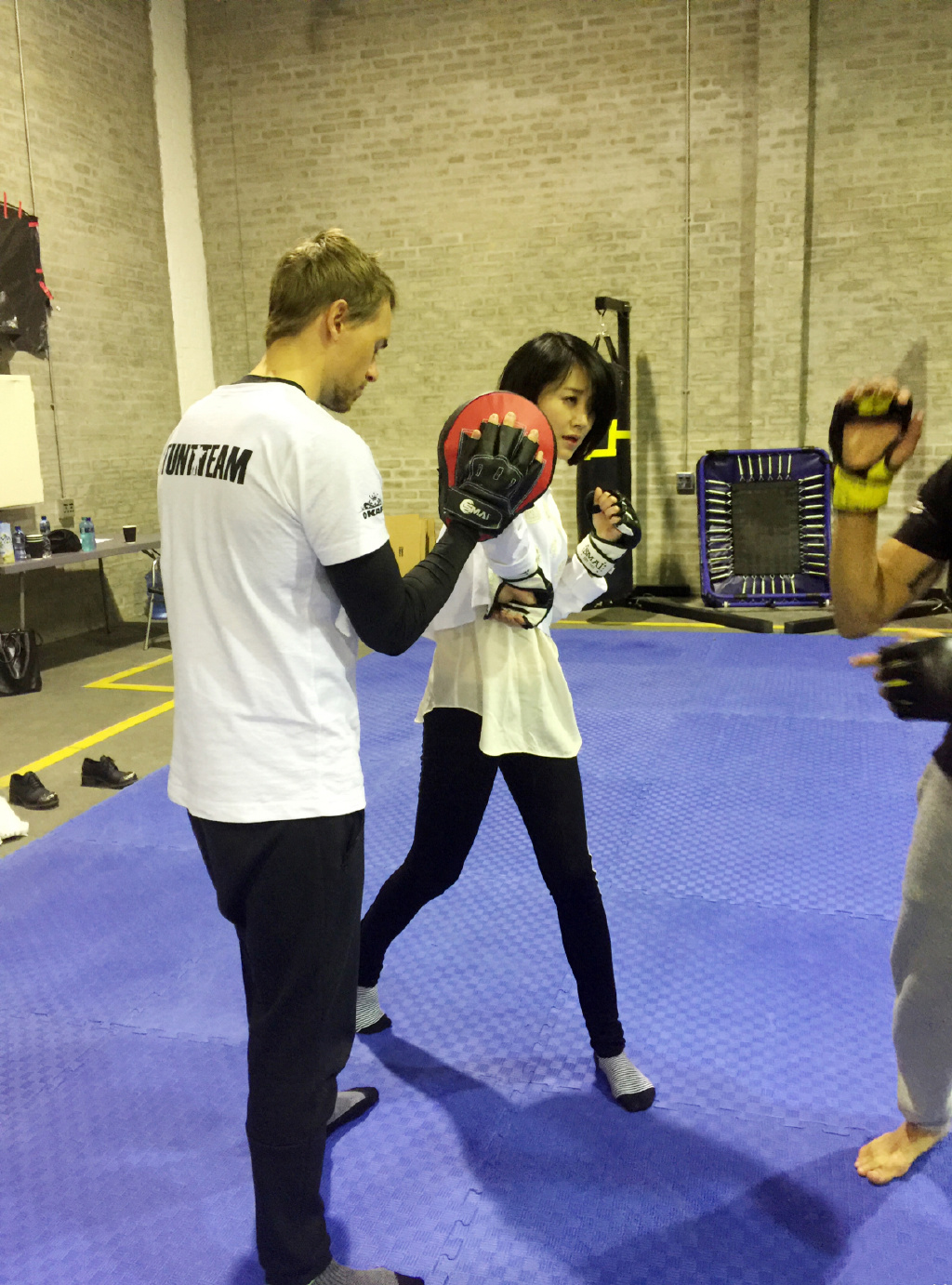 许晴|51岁许晴被网友偶遇，性感身材让人羡慕，原来她一直坚持健身！