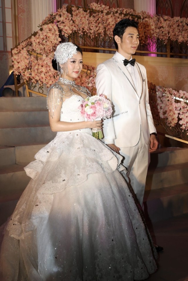 白冰|“京城四美”白冰宣布离婚，回顾和前夫丁一婚礼照，颜值让人惊艳