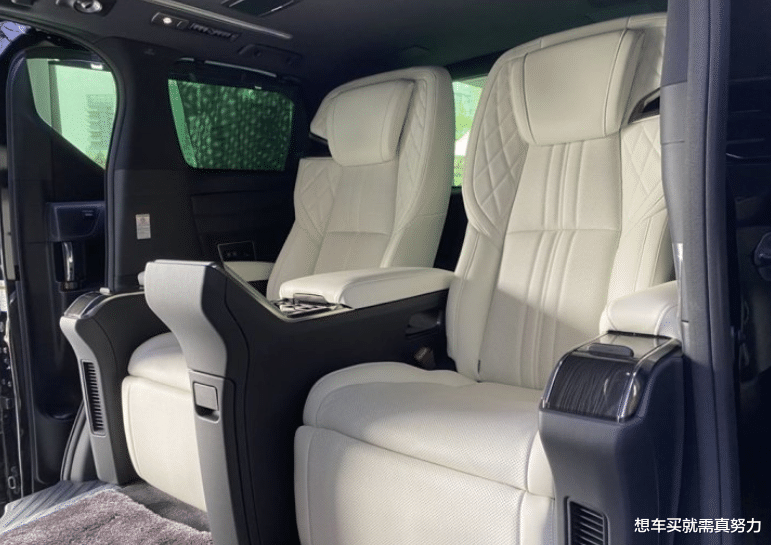 「雷克萨斯lm」潮汕商人独爱凌志，225万元买雷克萨斯LM300h最顶配，拒绝交车礼