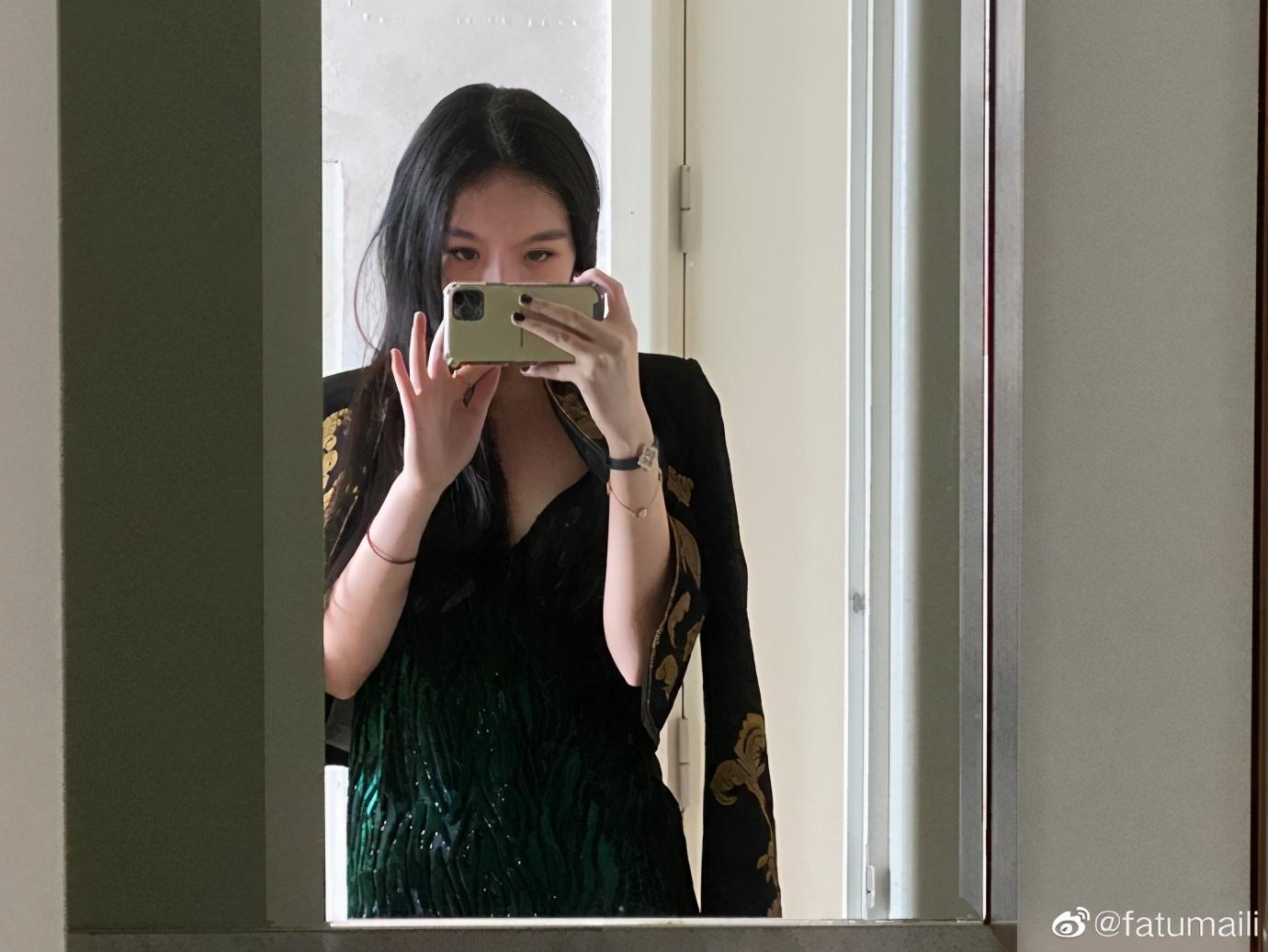 哈文|哈文回国忙事业，法图麦无聊晒美甲照，大拇指绘恐怖少女图案