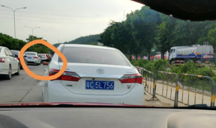 外卖小哥■女司机梅华路过绿灯撞飞外卖小哥！死亡赔偿39万！这样冲绿灯也要负责！