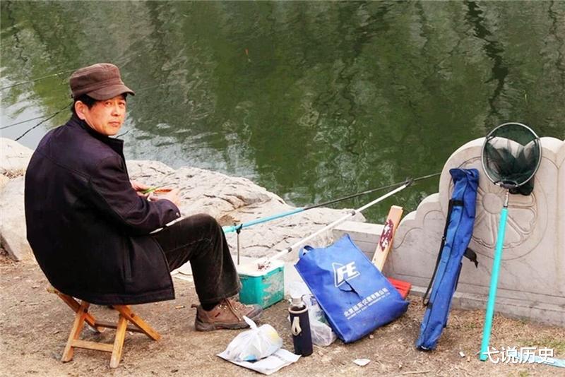 弋说历史|河南老汉钓到一只“乌龟”，其背插四支箭，专家：这一竿值18亿