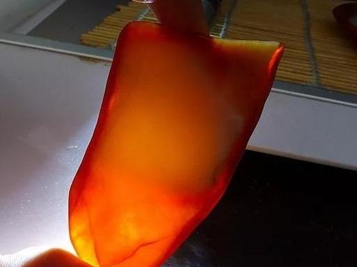 『小叶紫檀』入手一块角落不起眼的翡翠原石，切开后卖家都不淡定了！