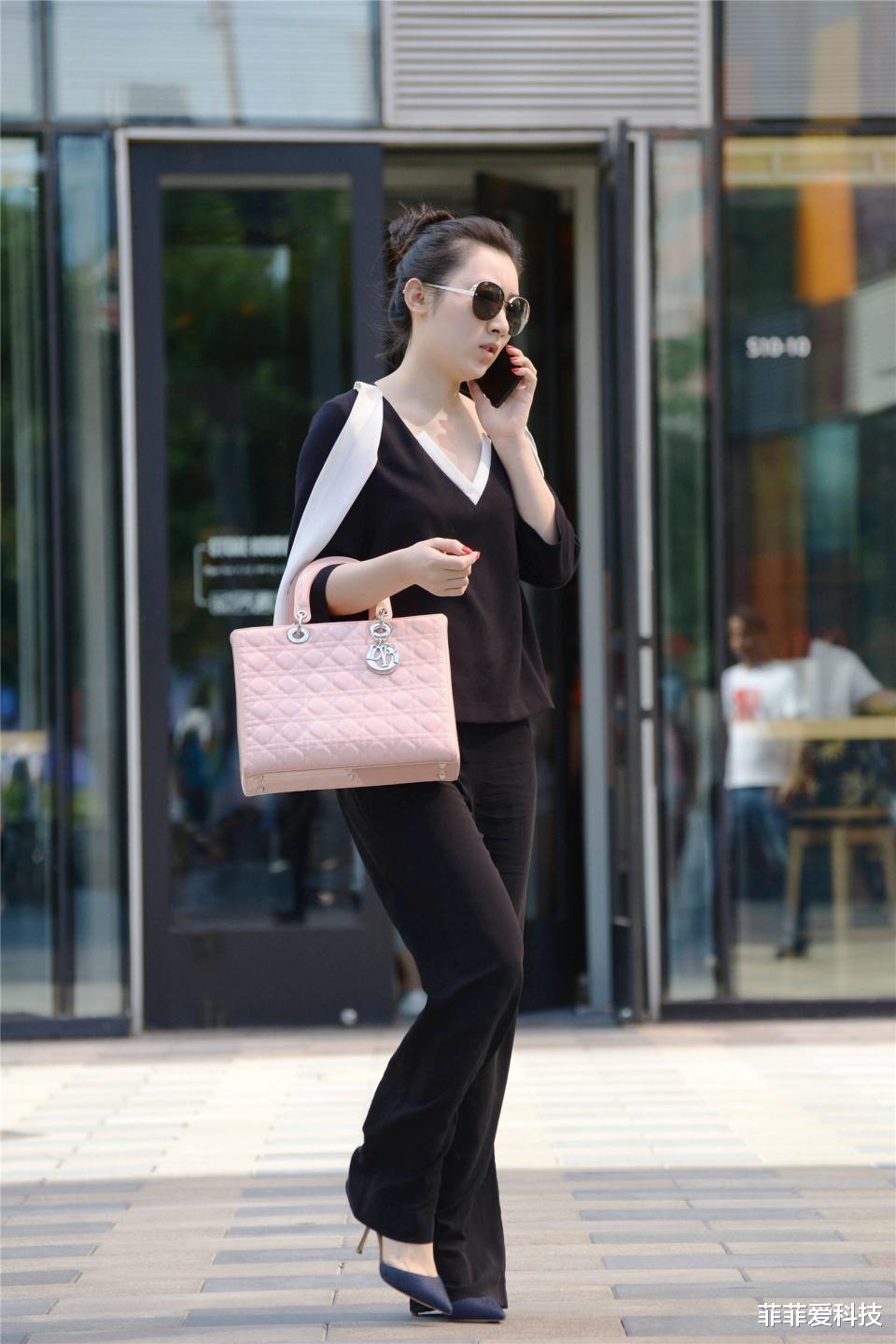 丸子头:喜欢扎丸子头的女生,可以这样穿,真的很美哦!