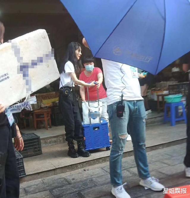 赵丽颖|为品牌带货？赵丽颖录《中餐厅》37度穿羊绒套装，还带了全自动洗衣机
