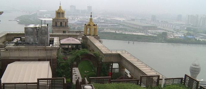 张庭|张庭夫妇签下林志玲，豪掷80亿在黄浦江买整栋楼！纳税21亿的微商帝国之主