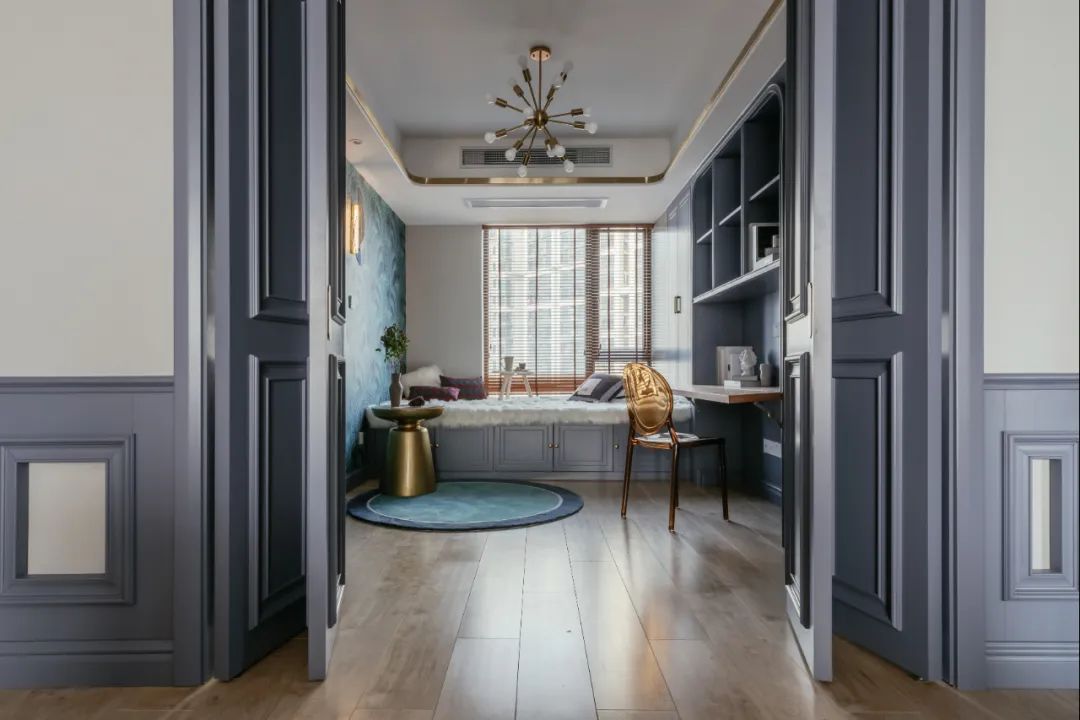 []132㎡美式轻奢，墙面蓝色造型，吊顶金属线框，营造出安静华丽