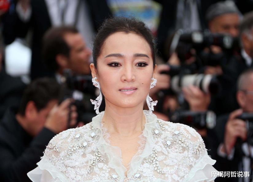 巩俐|巩俐为72岁老公庆生，穿吊带裙身材丰满，韵味十足身上晒痕抢镜