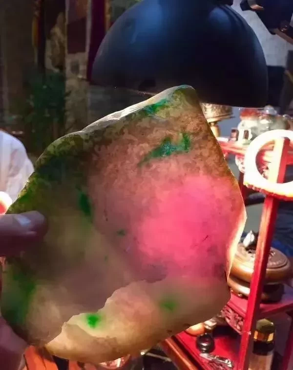 『』入手块年代久远的原石,开窗一坨黄油,切开一片嫩绿、一片春!