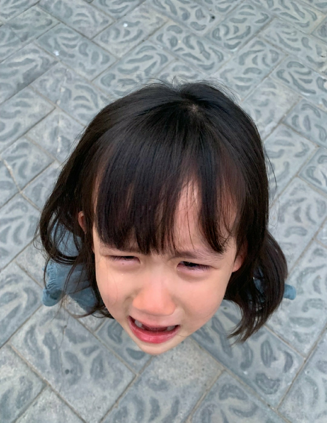 黄磊小女儿生病接受冷冻治疗,小家伙痛到瘪嘴哭诉:再也不喜欢动物了