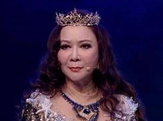 「蔡明」从“春晚钉子户”到无人追捧，蔡明名声尽毁的背后，是谁在作怪？