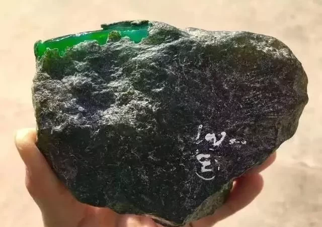 #翡翠手镯#朋友酒后发疯不听劝,8万买下400克的翡翠源石,切开行家说上当了