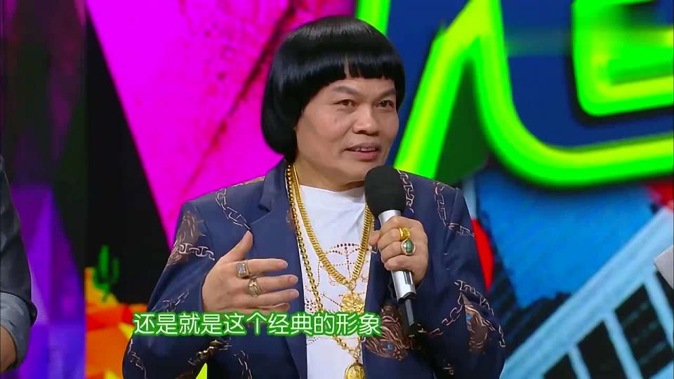 |参观八两金现实中的家，装修浮夸房子老旧，出门却必带金链子