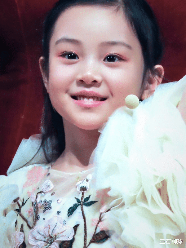 贾云馨|7岁贾云馨成功摘掉“假小子”标签,长得越来越像李小璐,美得不敢认!