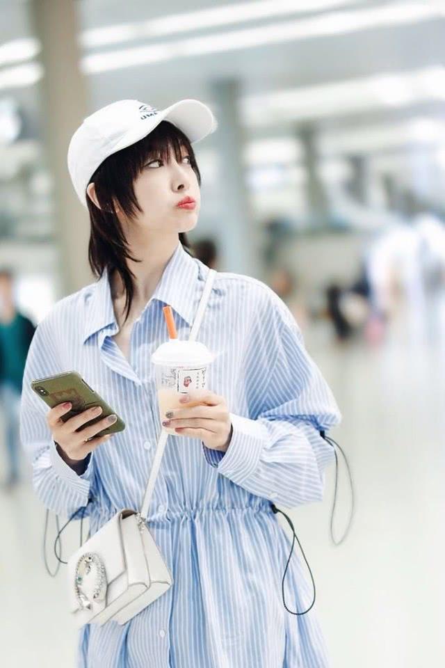 宋茜：宋茜短发造型好清新，条纹衬衫裙温柔减龄，哪像33岁的人