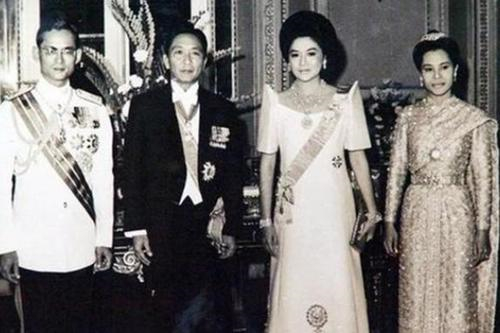 伊梅尔达|她是最奢靡的第一夫人，贪污国家百亿后移居美国，如今钱花完了吗