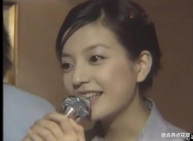 #赵薇#赵薇早年的K歌照流出，有谁注意她身边的伴唱？竟是熟悉的他