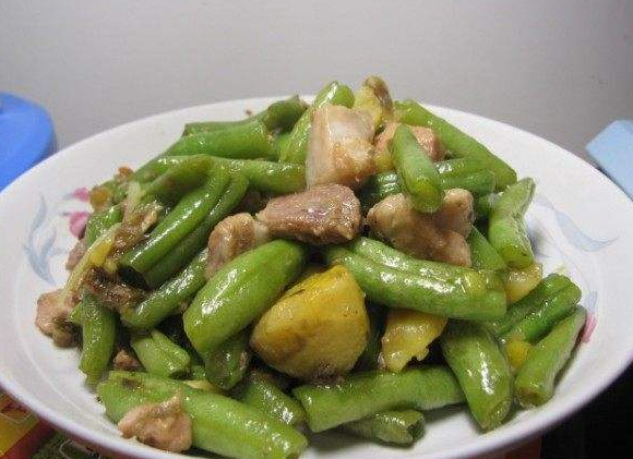 「豆角」周末聚餐必备的家常菜，荤素搭配、营养均衡，让你越吃越健康！