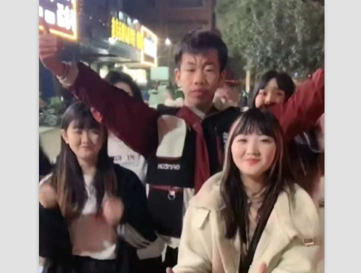 |“被阿姨盯了好几站了，我该怎么办？”哈哈哈哈哈哈...神评信息量真大啊！