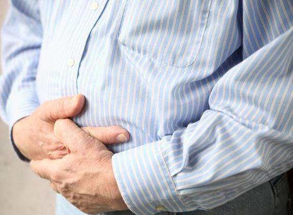 『胃癌』31岁男子，饭后常打嗝，查出胃癌，医生痛斥：怎能拿它当饭吃