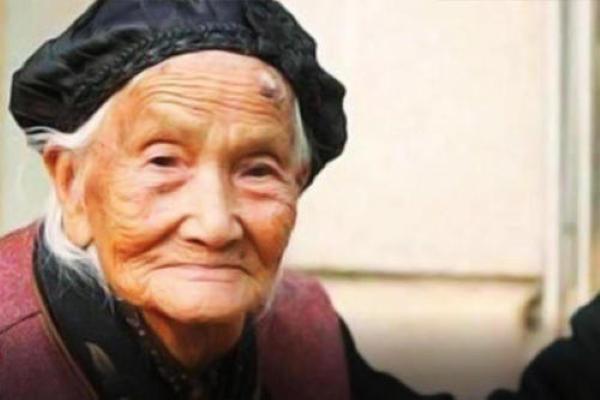 |一老妇自称是溥仪的女儿，专家当场否定，此时老妇掏出了证据