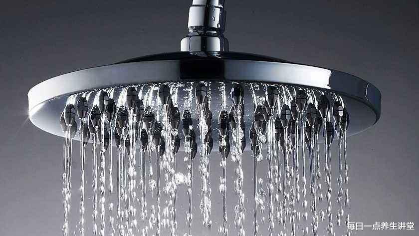 『健身』夏天洗澡时，要避开这三个时间，千万别大意，否则会加重身体湿气