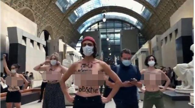 法國女子穿V領進博物館遭拒，近20名女性赤裸上身抗議歧視-圖2