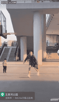 『郭艾伦』郭艾伦现身野球场,格子衫搭配花裤衩格外吸睛,“娘炮”打扮引吐槽