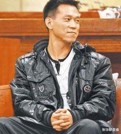 童星|12岁爆红17岁入狱, 戴脚铐为父奔丧, 今成破亿票房导演, 他凭啥逆袭