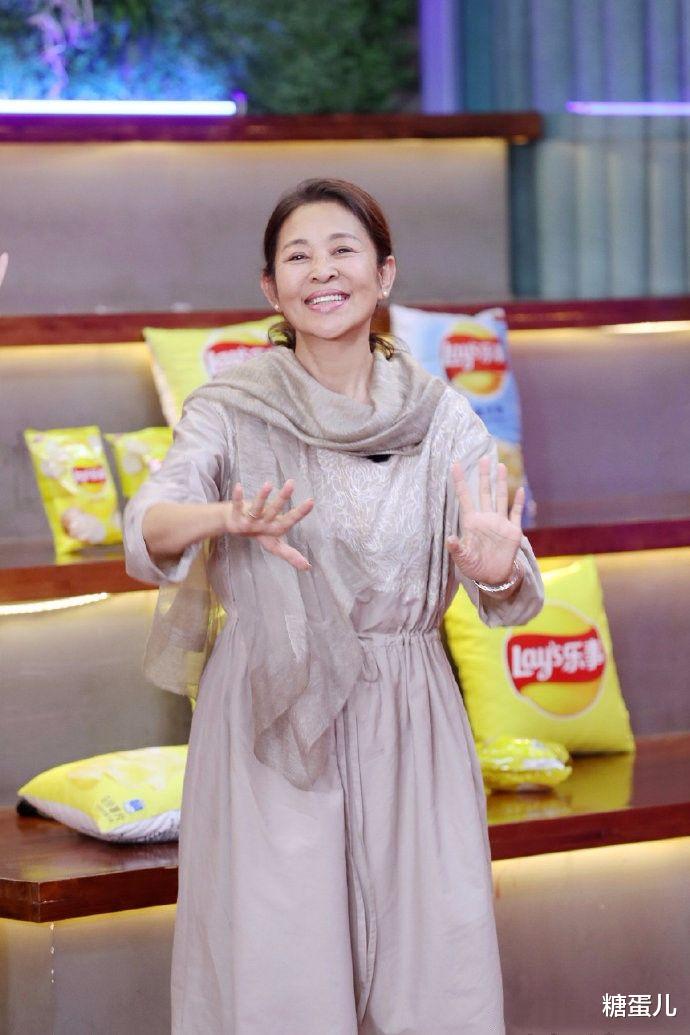 鞠萍|倪萍跟紧潮流减肥，再打扮漂亮看着就年轻点，衬得鞠萍很显老！