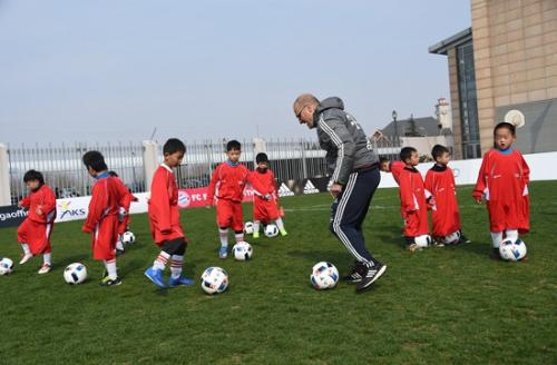 青训@恒大青训搞了五年多，为何不见接一线队的班呢？