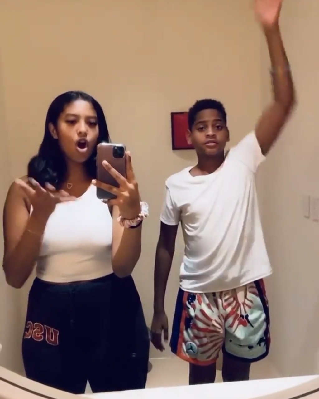 瓦妮莎|活出自我!瓦妮莎卖掉科比豪宅,和友人玩卷舌头游戏!