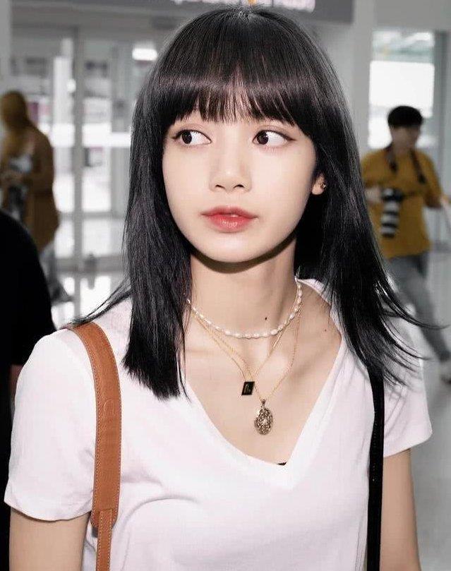 【lisa】又被“甜豆”lisa萌到了!黑色直发造型太可爱,减龄俏皮还显脸小