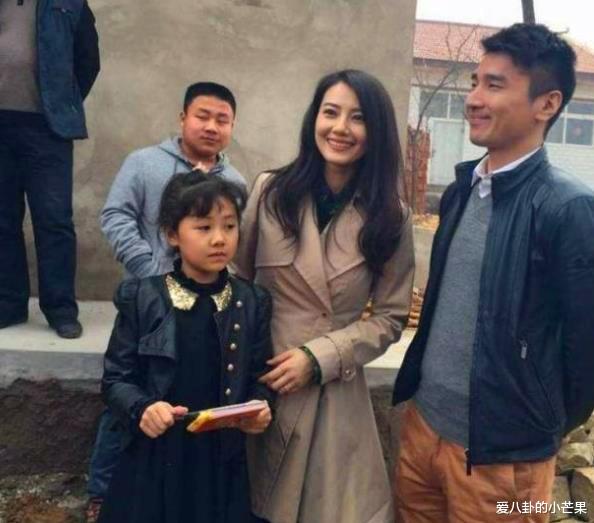 |明星回老家：有的带巨款赠乡亲，有的耕田接地气，只有她摆领导架子耍大牌