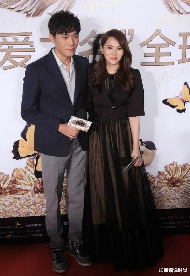 伊能静携小10老公亮相,大把年纪躲在老公怀里撒娇,活出少女模样,慕了