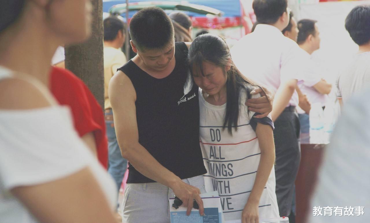 【数学】2020年高考数学结束,有人一出考场就哭了,考生:难道又是葛军?