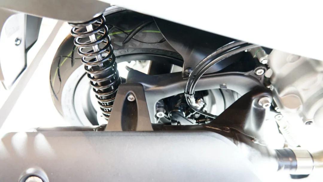 比亞喬歐式大踏板X7亮相摩博會，SRMAX同款動力-圖6