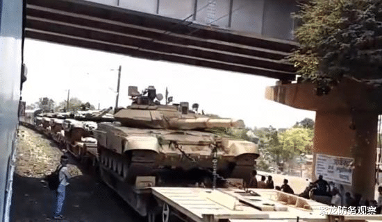 火炮|现场照片终于曝出来了，印军在山谷中囤积了大军，火炮已对准山顶