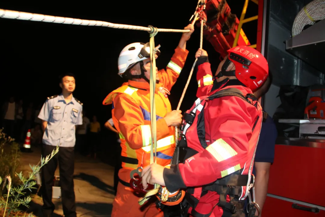 「消防员」遵义新蒲三人钓鱼被困孤岛7个小时，河水持续上涨，消防紧急救援