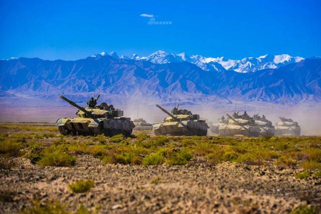 印度■一辆军列千里驰援班公湖，满载大批坦克和火炮，三哥信心大大崩溃！