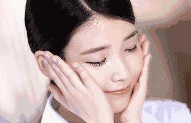 #爽肤水#教你精华液的正确使用方法，美白抗皱的效果更好，女生了解下