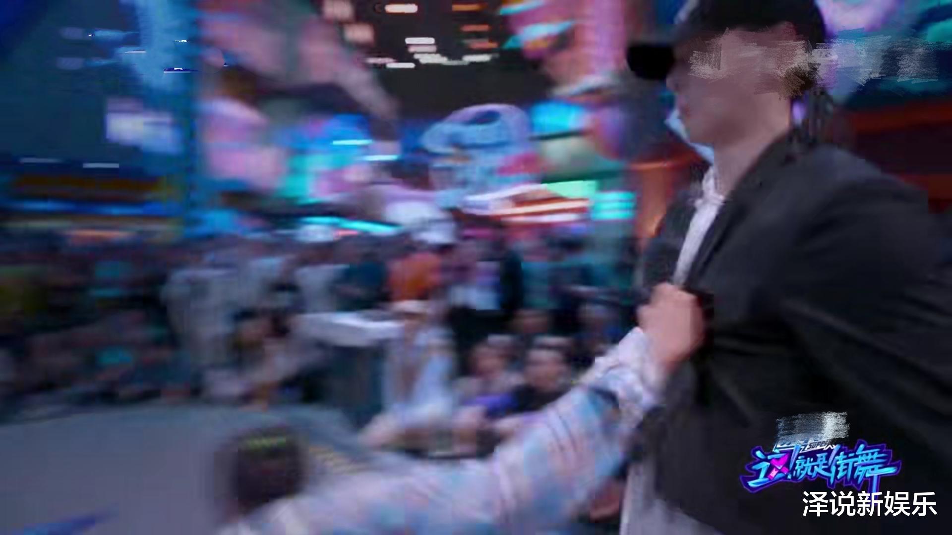 王一博|王一博怒抓张艺兴衣服引争议，本人亲自回应缘由，网友: 这就是街舞