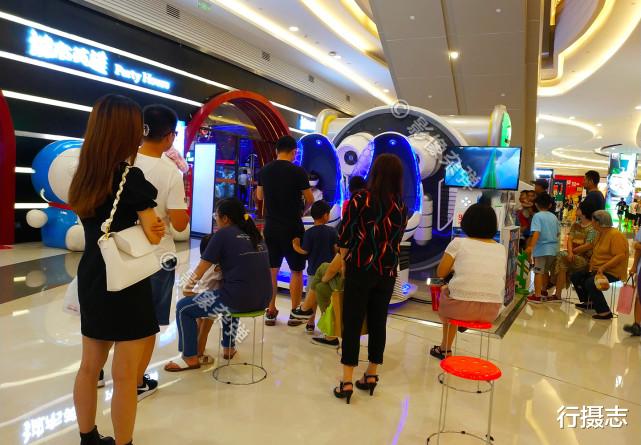 行摄志|长沙商场现“太空舱”影院，造型逼真引人围观，市民纷纷排队体验