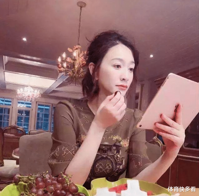 李小冉|李小冉两口子牵手现身机场，肚子大到像临盆，看着却像“父女”俩