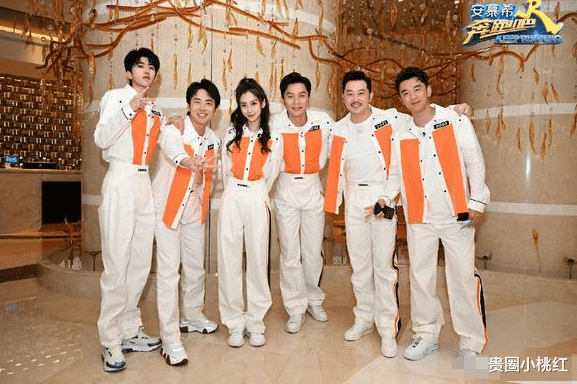 【关晓彤】baby和关晓彤穿婚纱录跑男，节目组故意不晒脸，看鞋子立马猜出是谁