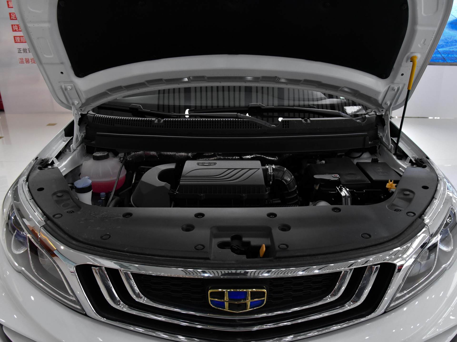 吉利远景|年轻白领有福了，这车代步出游两不误，长4米好停车，价格5万