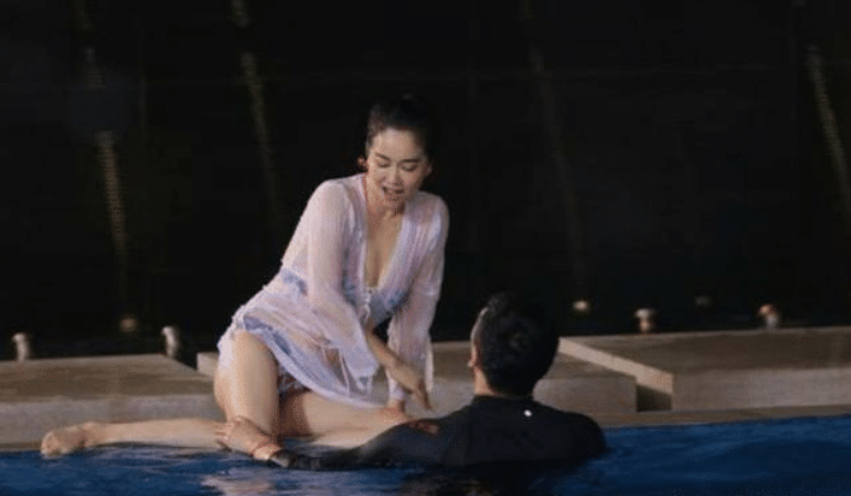 左小青|42岁的她越来越开放，开启“不讲理式长开”，蜜桃腿更是难得一见